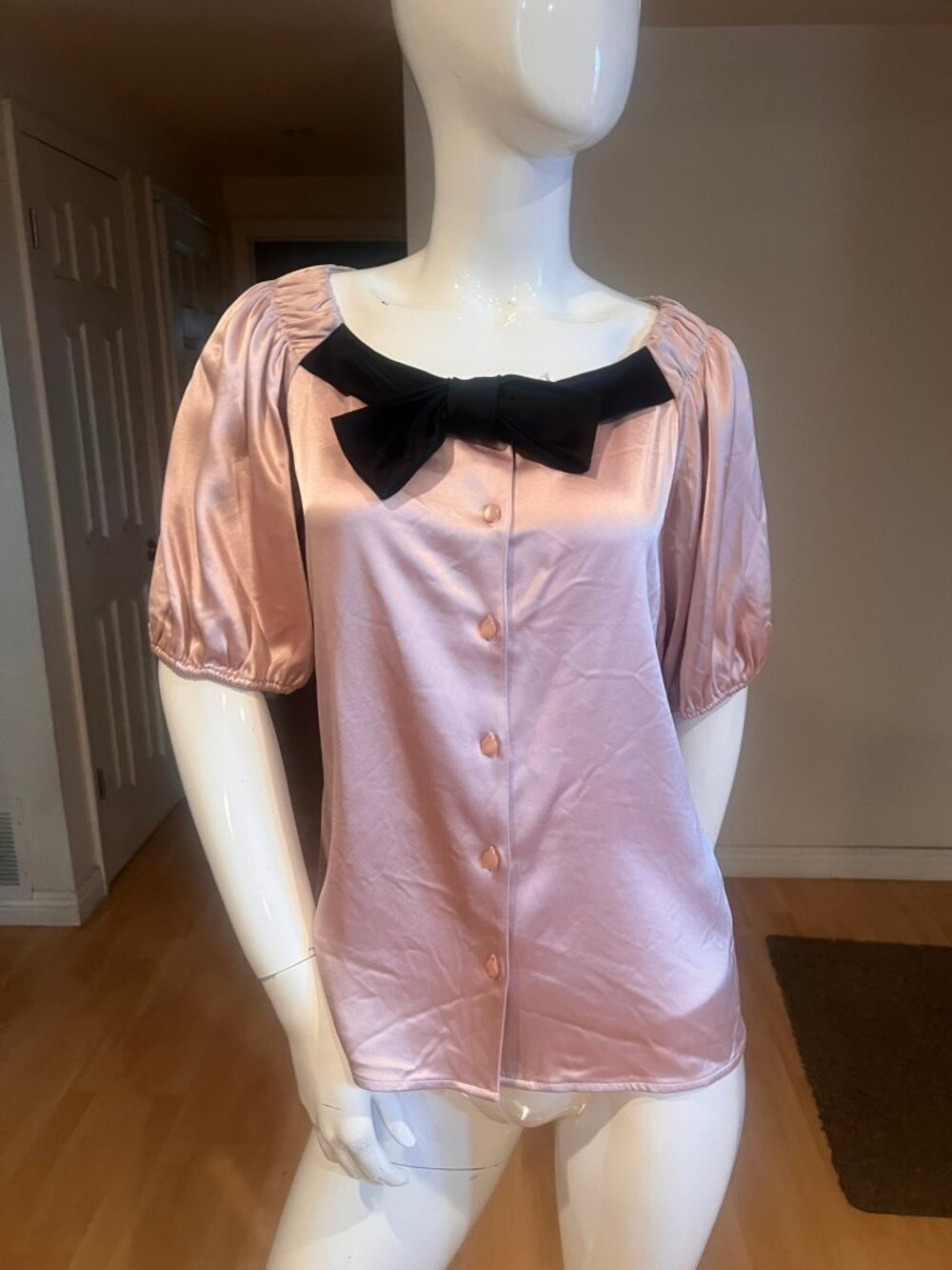 ST JOHN COLLECTION LIQUID SATIN BOW FRONT BUTTON CLOSURE BLOUSE TOP SZ 6